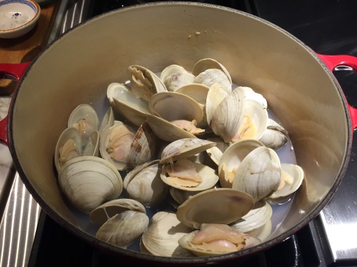 Steamed clams in dutch oven